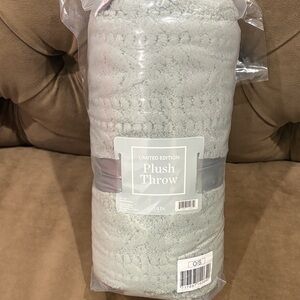 Ulta Beauty Limited Edition Plush Throw in Soft light green new in bag